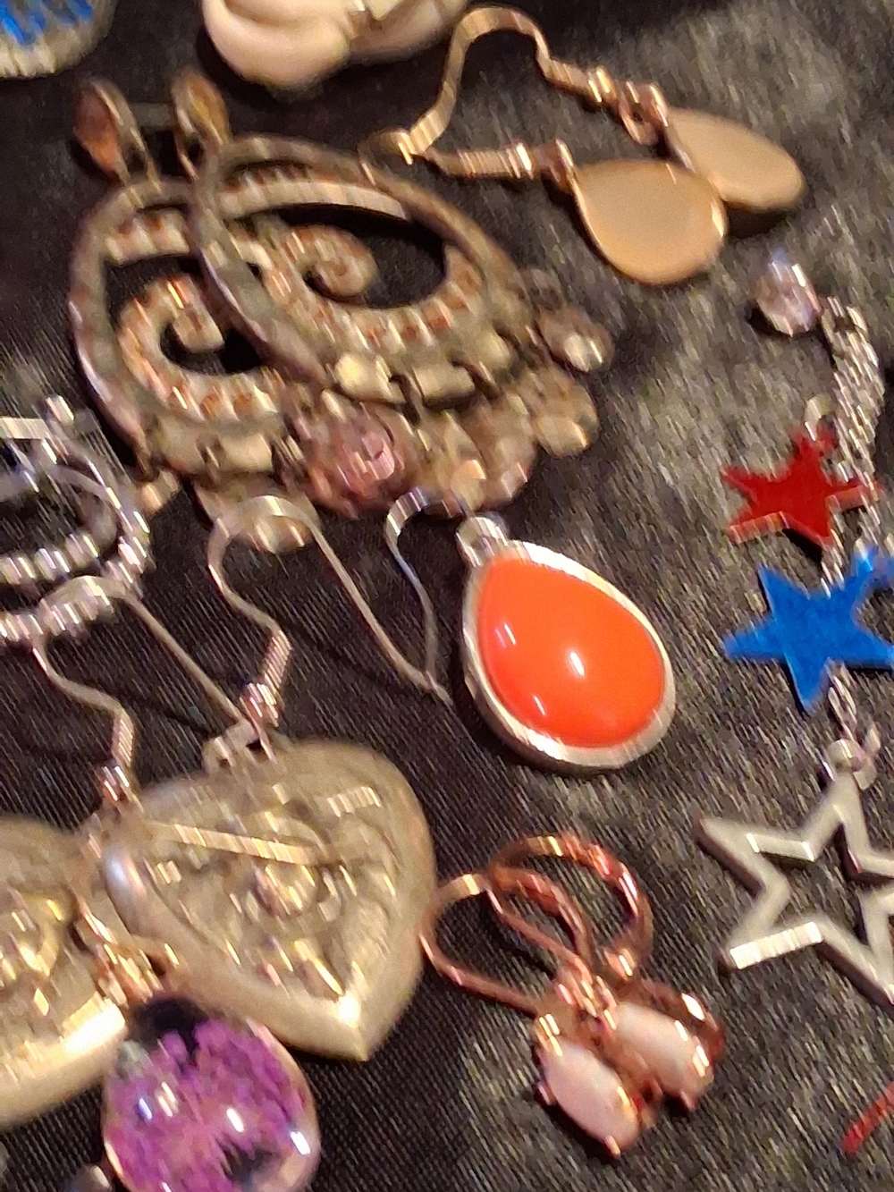 Silk Padded Jewelry Box with 30 Assorted Vintage Earrings - Picture 6 of 10